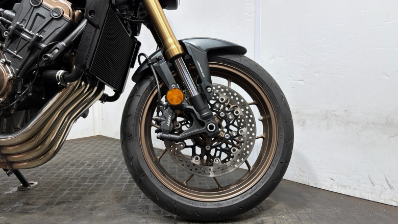 24MY Honda CB650R E-Clutch